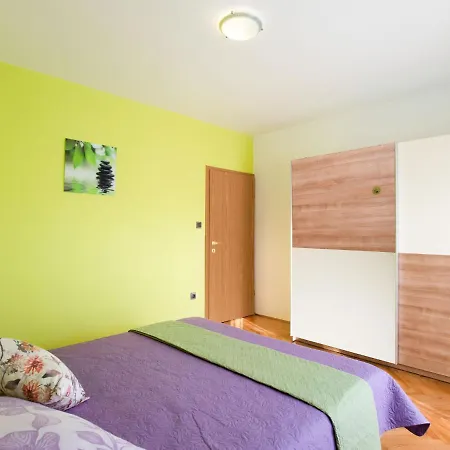 Delightful In With Garden Apartment Vir
